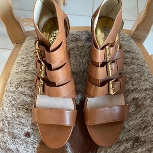 MICHAEL KORS MULTI STRAP WITH BUCKLES SANDALS